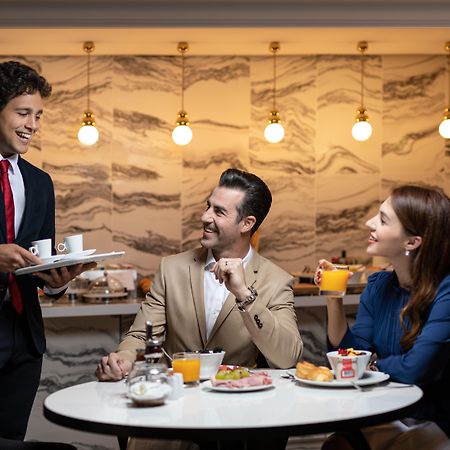 La Clef Champs-Elysees Paris By The Crest Collection エクステリア 写真 A butler serving guests at the lounge