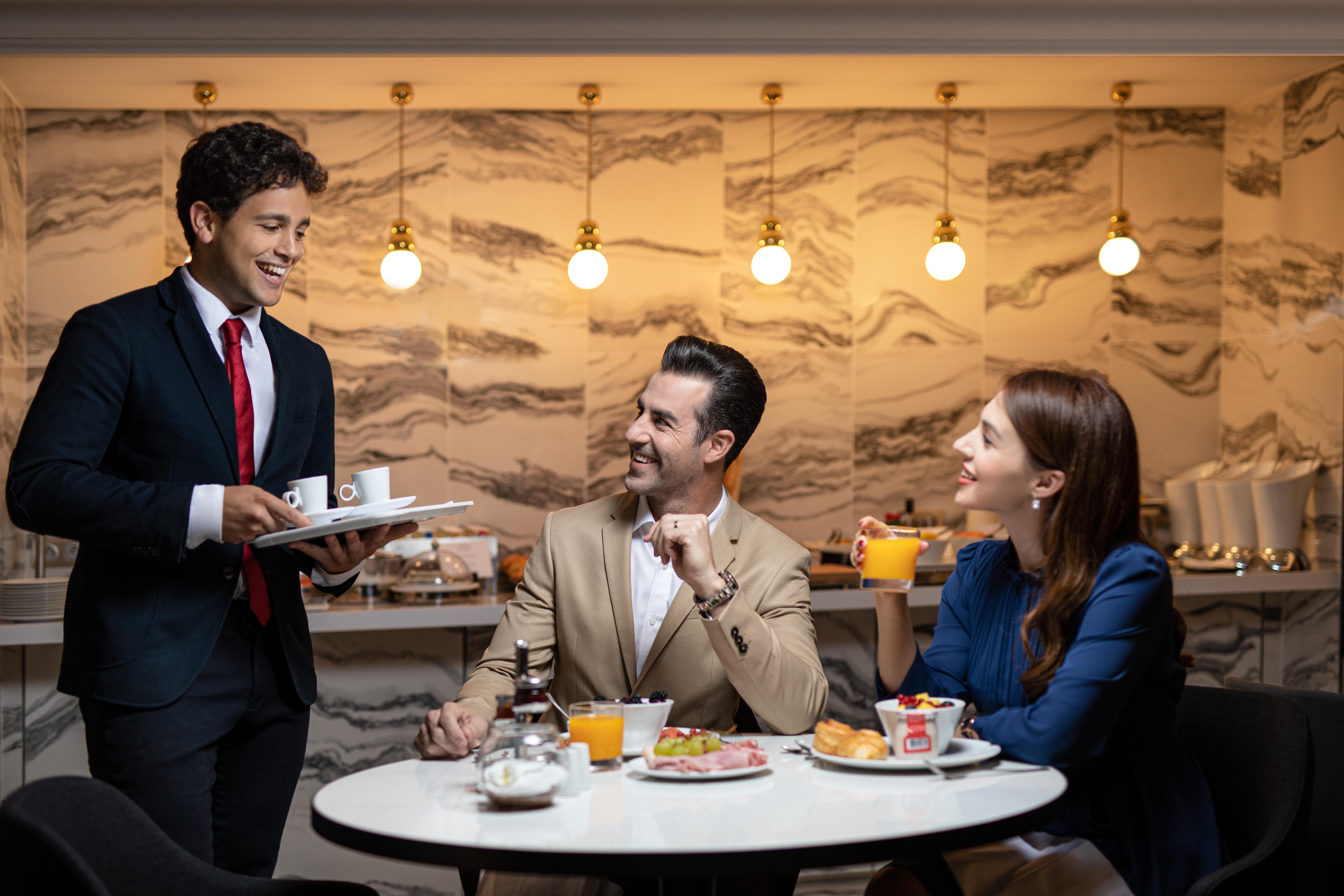 La Clef Champs-Elysees Paris By The Crest Collection エクステリア 写真 A butler serving guests at the lounge