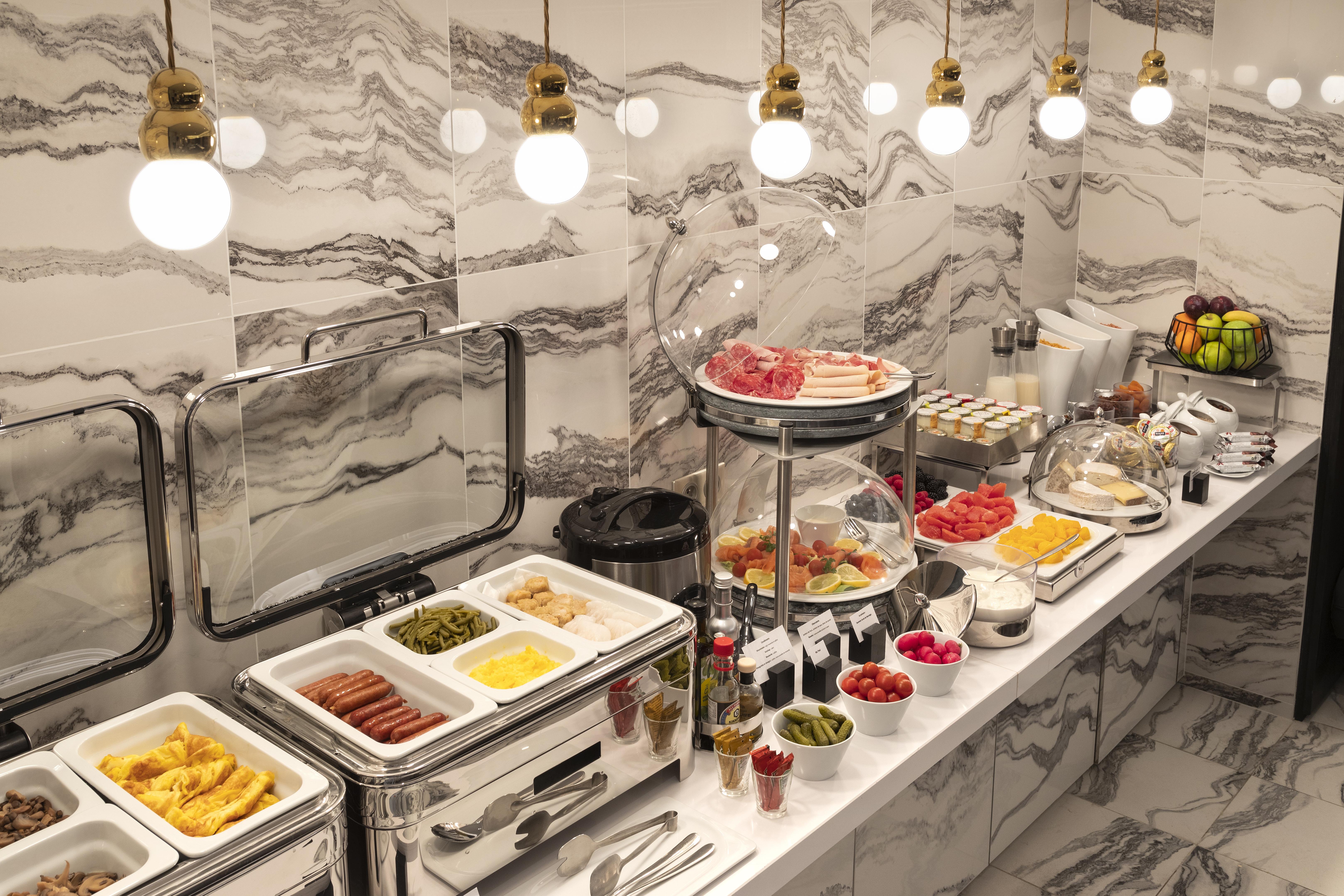 La Clef Champs-Elysees Paris By The Crest Collection エクステリア 写真 A buffet at a hotel