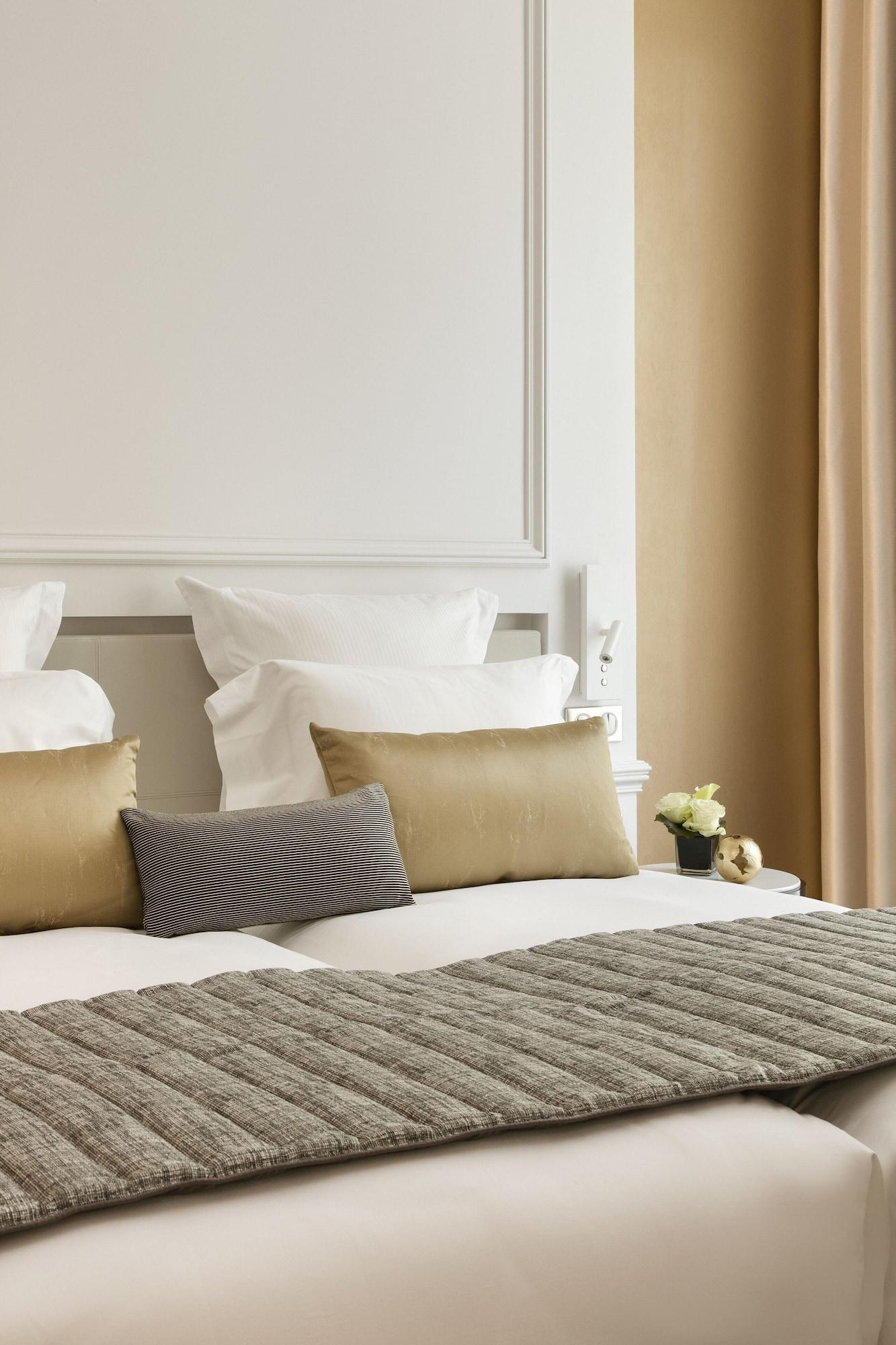 La Clef Champs-Elysees Paris By The Crest Collection エクステリア 写真 A bed with cushions