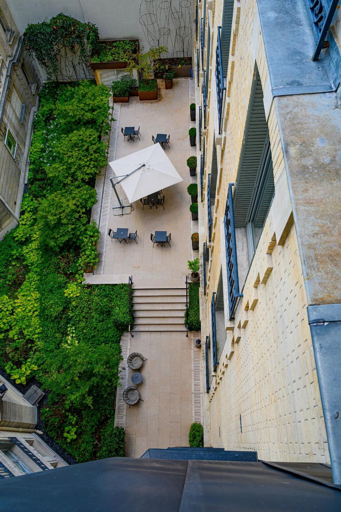 La Clef Champs-Elysees Paris By The Crest Collection エクステリア 写真 The courtyard of the hotel