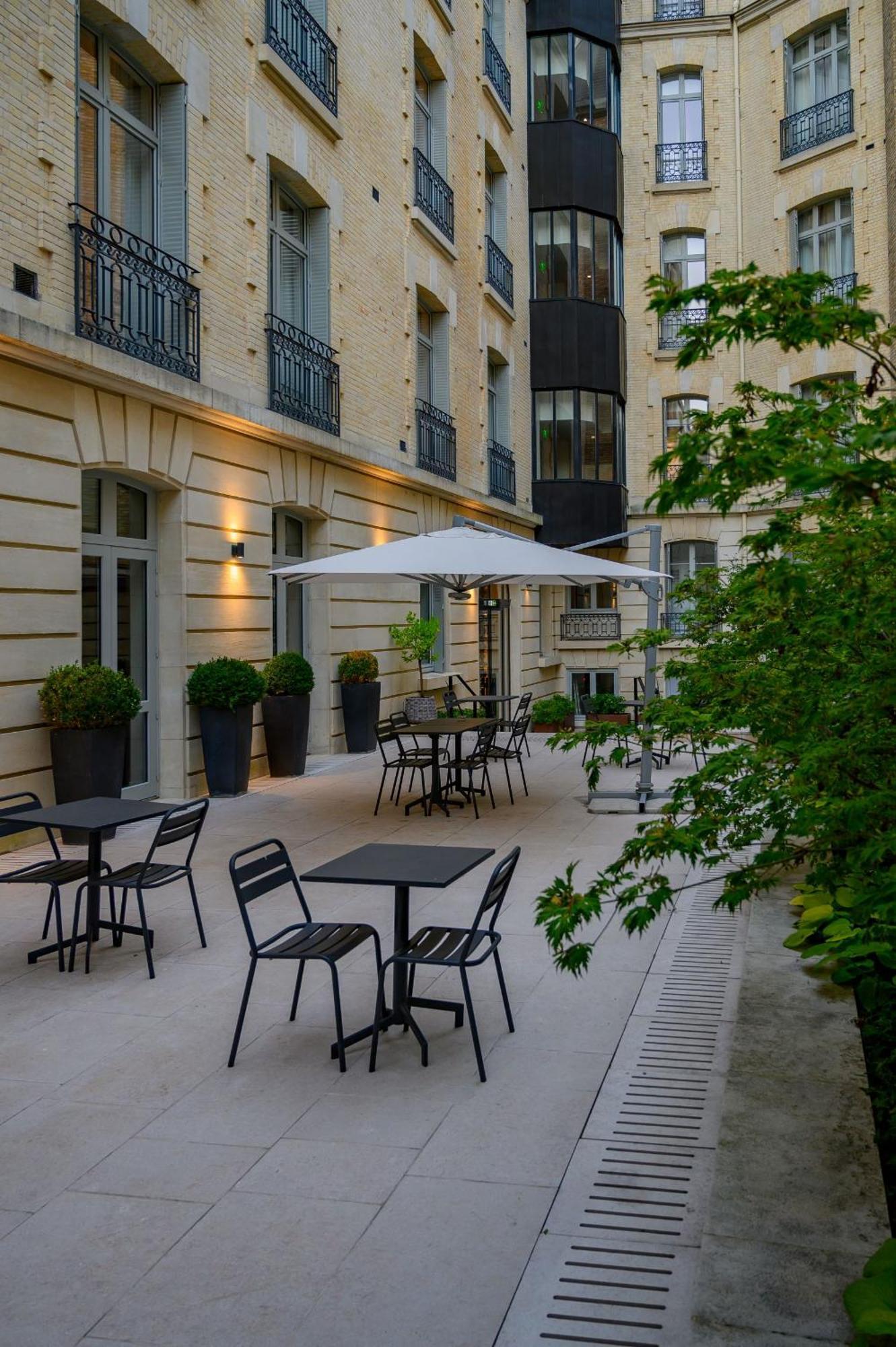 La Clef Champs-Elysees Paris By The Crest Collection エクステリア 写真 The courtyard of the hotel