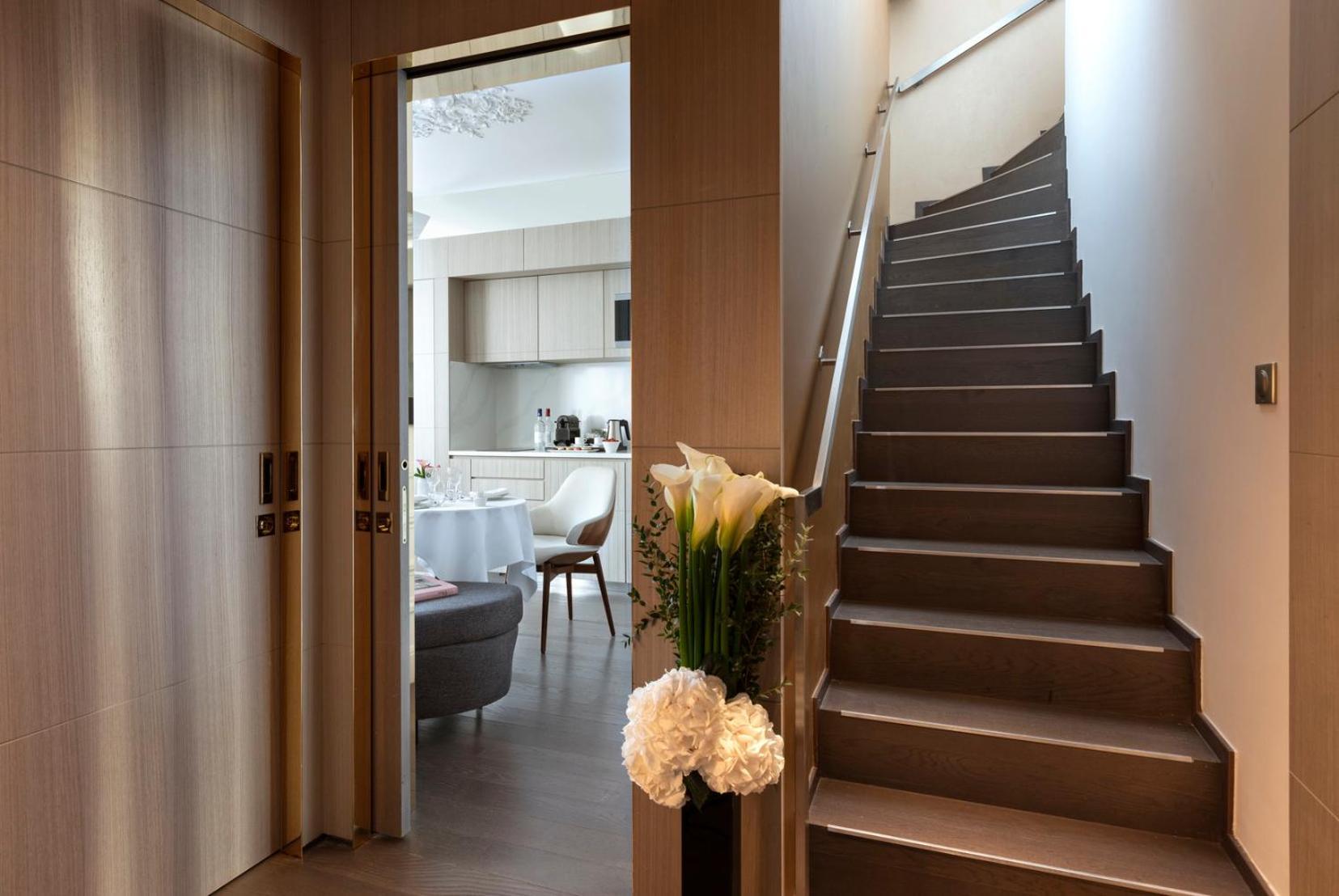 La Clef Champs-Elysees Paris By The Crest Collection 部屋 写真 A staircase in a house
